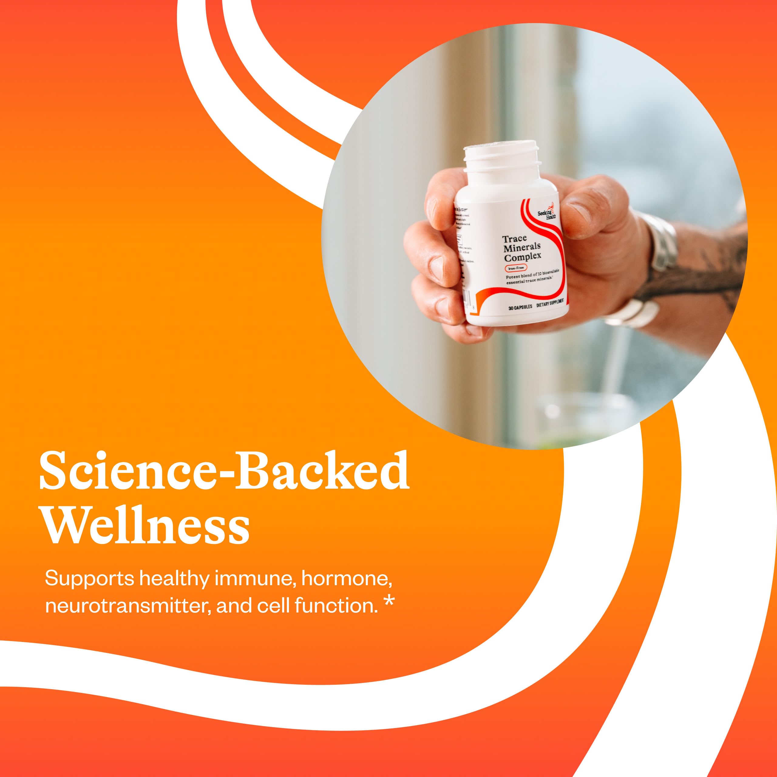 Seeking Health cápsulas en mano para mostrar tamaño y dosificación práctica
