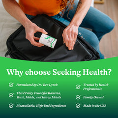 Seeking Health cápsulas sobre una maleta ilustrando conveniencia de viaje
