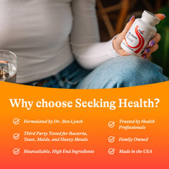 Seeking Health suplemento en mano mostrando uso diario conveniente