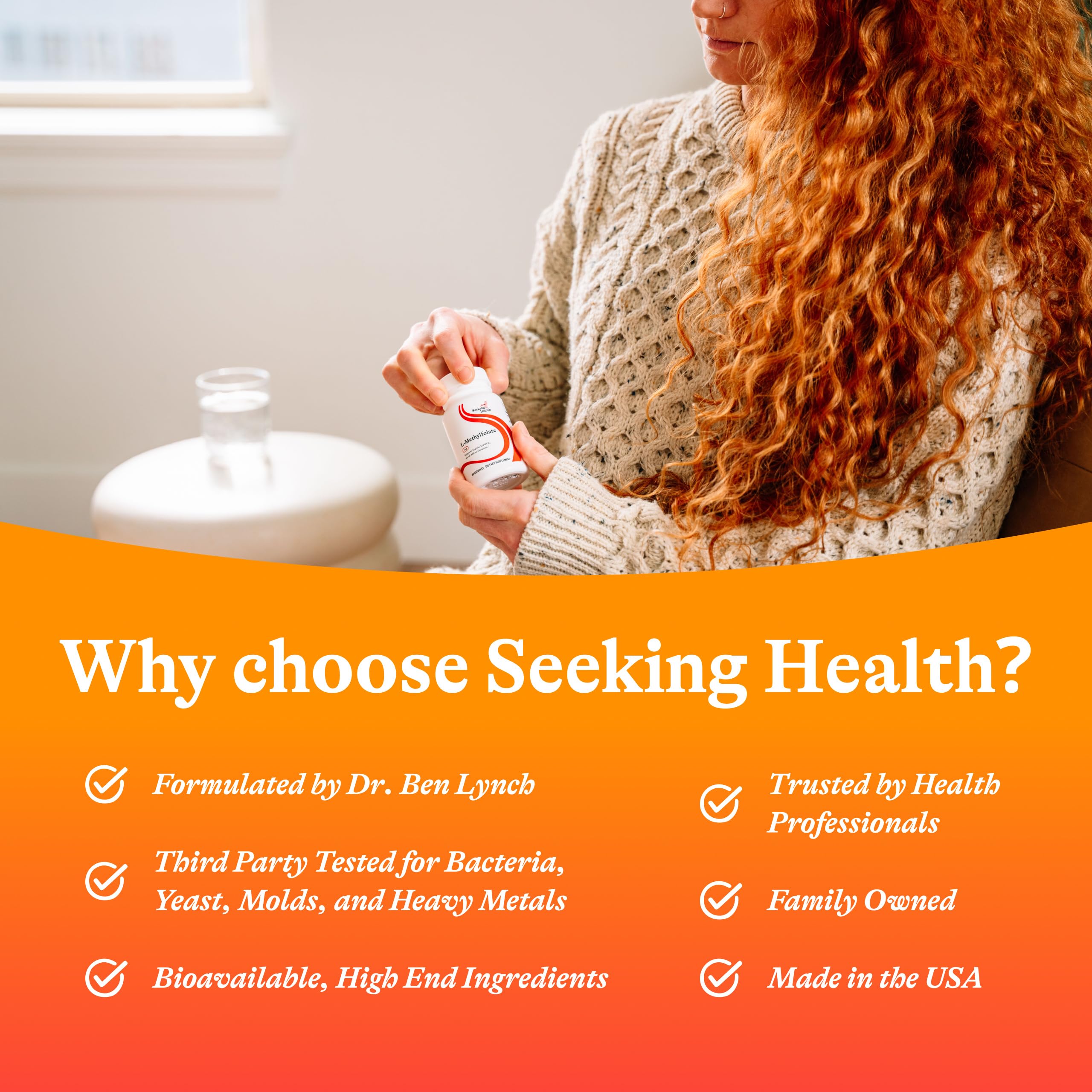 Seeking Health cápsula junto a una regla para comparar tamaño y portabilidad