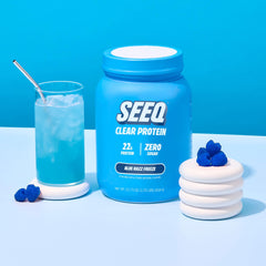 SEEQ junto a botella de agua para comparar tamaño del envase