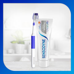 Sensodyne cepillos en escena de estilo de vida, cuidado diario confiable