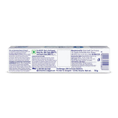 Sensodyne textura de la pasta en primer plano, ilustrando la formulación reparadora