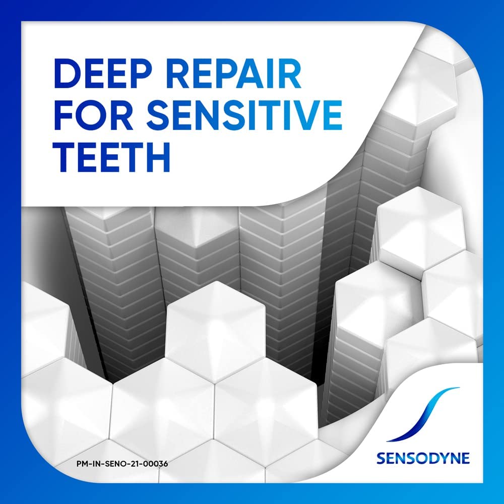 Sensodyne tubo en mano para comparar tamaño y llevarlo de viaje con comodidad