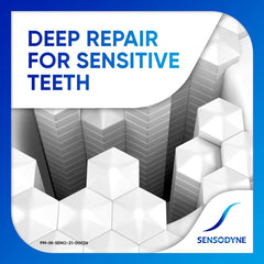 Sensodyne tubo en mano para comparar tamaño y llevarlo de viaje con comodidad