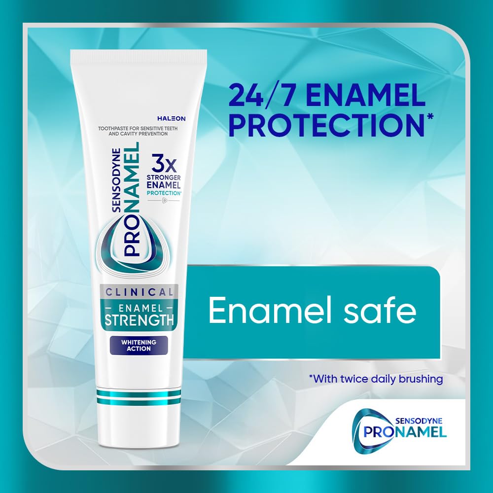 SENSODYNE PRONAMEL persona cepillando, refuerza esmalte y frescor
