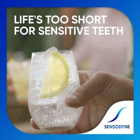 Sensodyne tubo en primer plano con textura de la pasta para ver consistencia