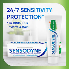 Sensodyne en uso durante cepillado para protección y aliento fresco