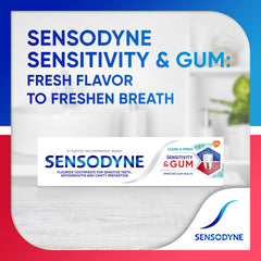 Persona cepillando con Sensodyne para alivio de sensibilidad y encías más sanas