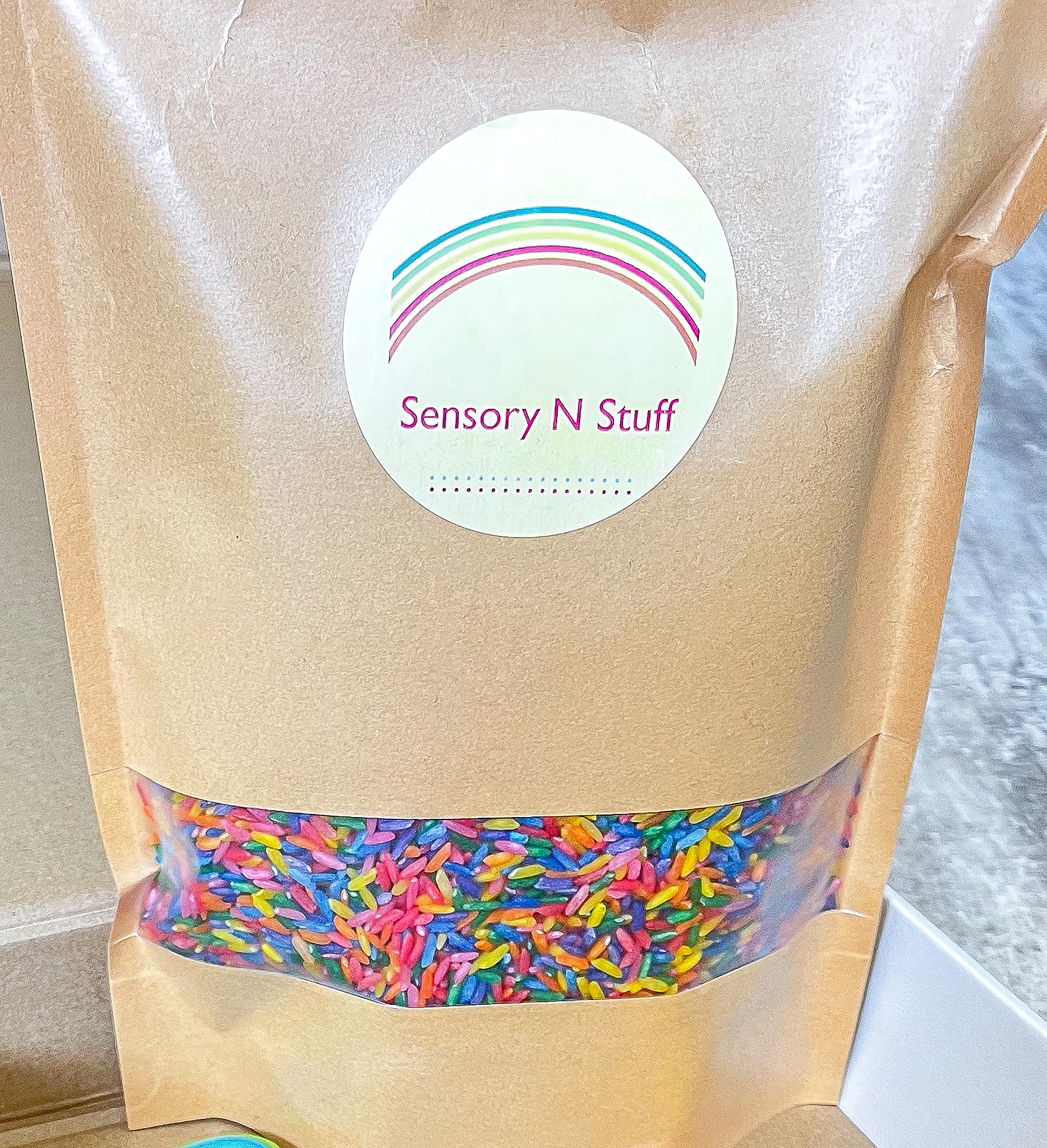 Sensory-N-Stuff escenario infantil con niños supervisados jugando, promueve creatividad