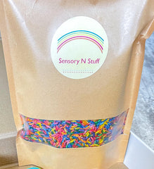 Sensory-N-Stuff escenario infantil con niños supervisados jugando, promueve creatividad