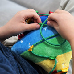 SENSORY4U niño usando la almohada practicando cierres y coordinación ojo-mano