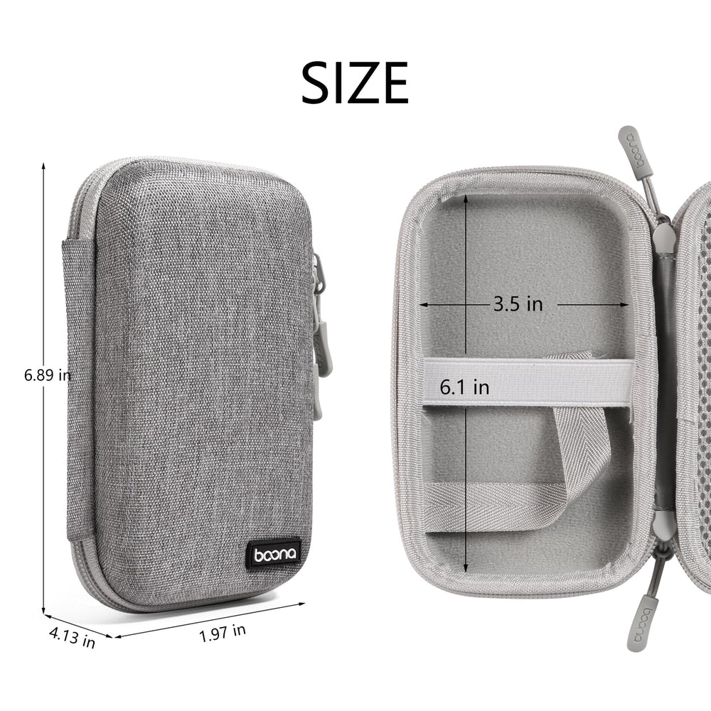 Seqoiyia estuche junto a una mano para comparar tamaño y portabilidad