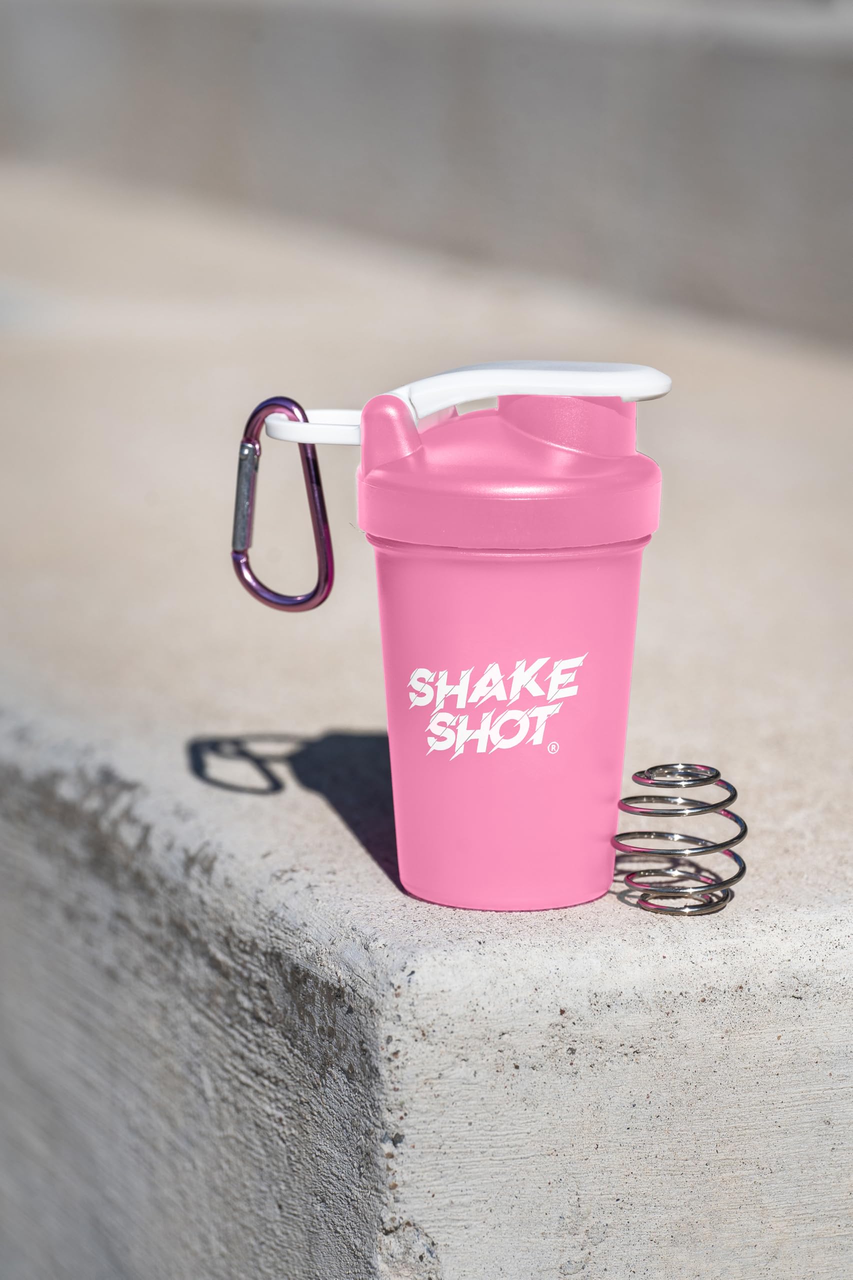 Shake Shot comparada con una llave para mostrar tamaño 4oz y beneficio de portabilidad
