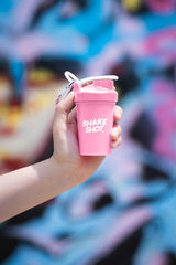 Shake Shot detalle de la tapa con cierre que ofrece beneficio de seguridad contra fugas