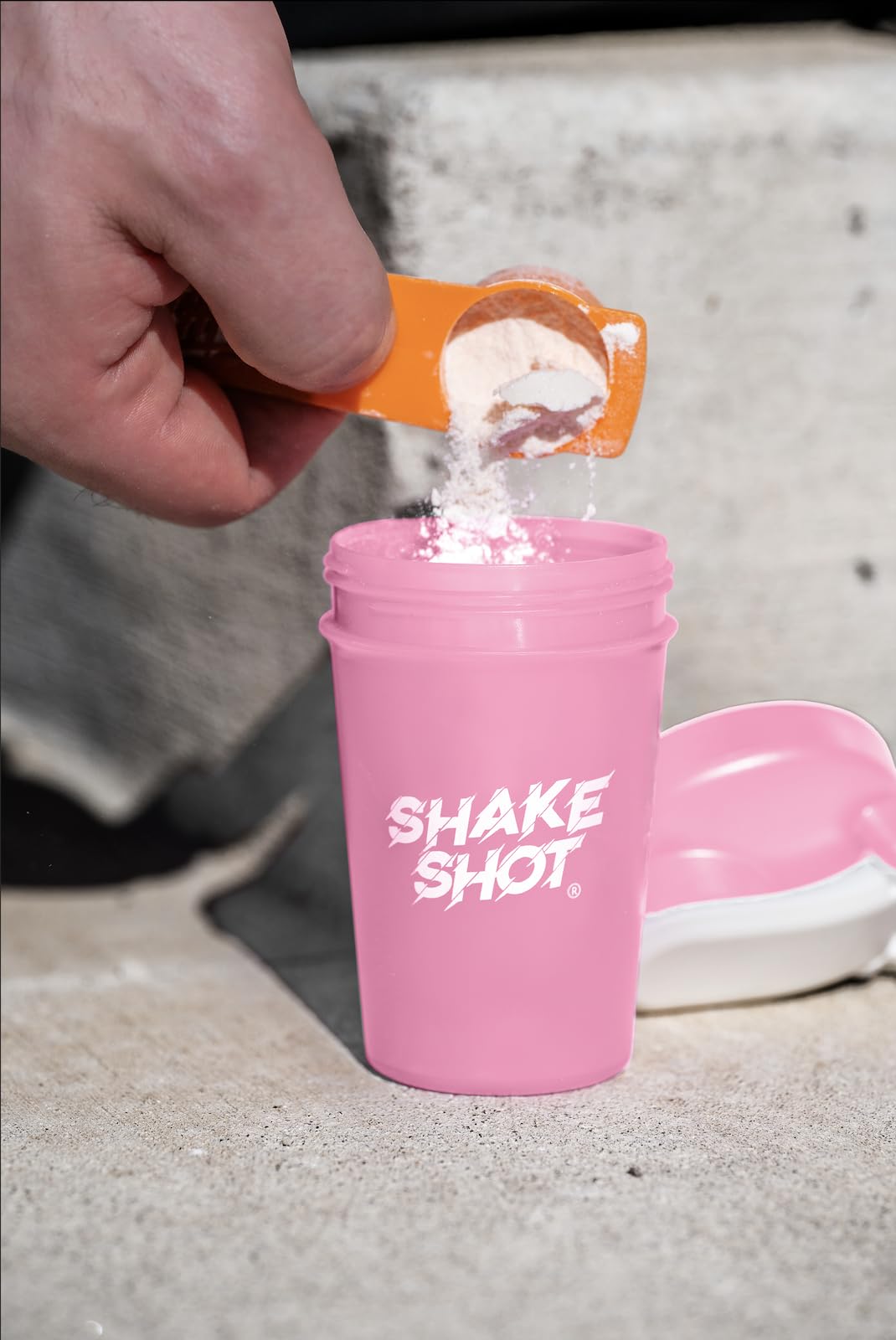 Shake Shot en uso en gimnasio mezclando pre-workout mostrando beneficio de preparación rápida