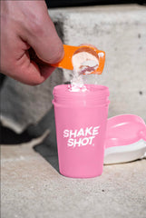 Shake Shot en uso en gimnasio mezclando pre-workout mostrando beneficio de preparación rápida