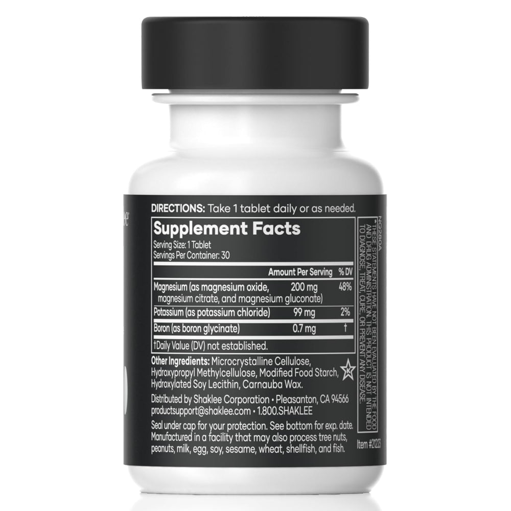 Shaklee VitalMag primer plano del comprimido mostrando textura y facilidad de ingestión