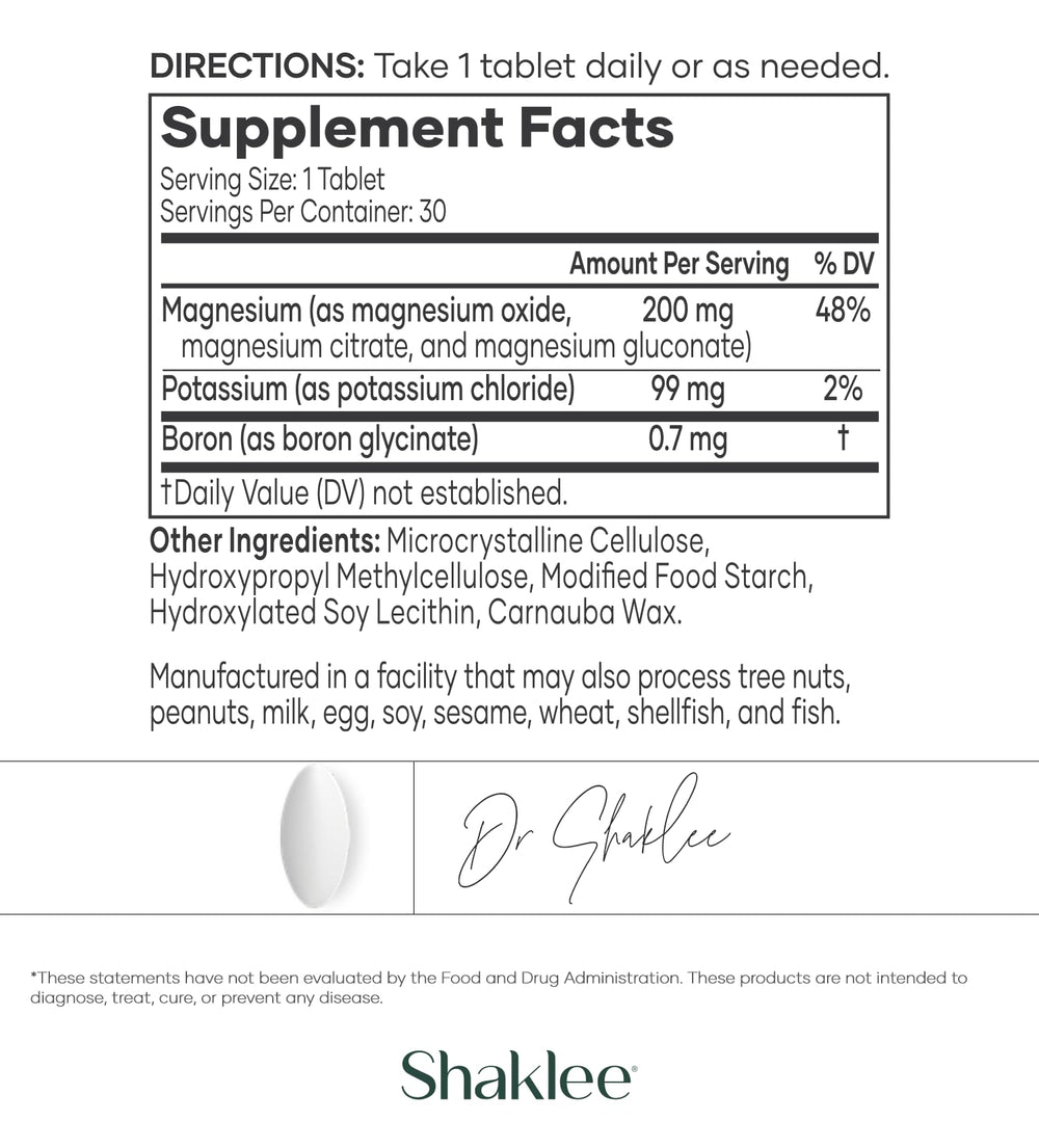 Shaklee VitalMag comprimido en la palma de la mano para ilustrar tamaño y comodidad