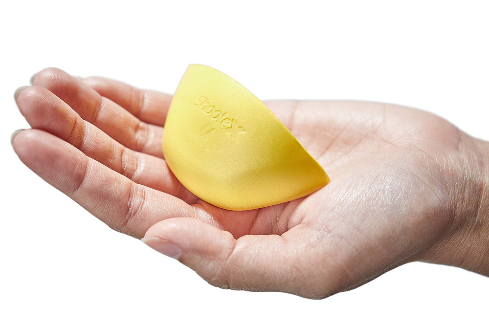 Shoolex comparación con mano para escala, muestra tamaño Medium práctico