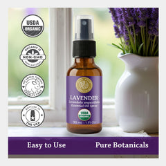 Silk Road Organic frasco junto a almohada para comparar tamaño práctico