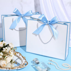 Silkfly bolsa con regalo dentro en mano, facilita entrega elegante