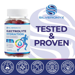 Persona en gimnasio tomando gomita SILVERONYX para reponer electrolitos rápidamente