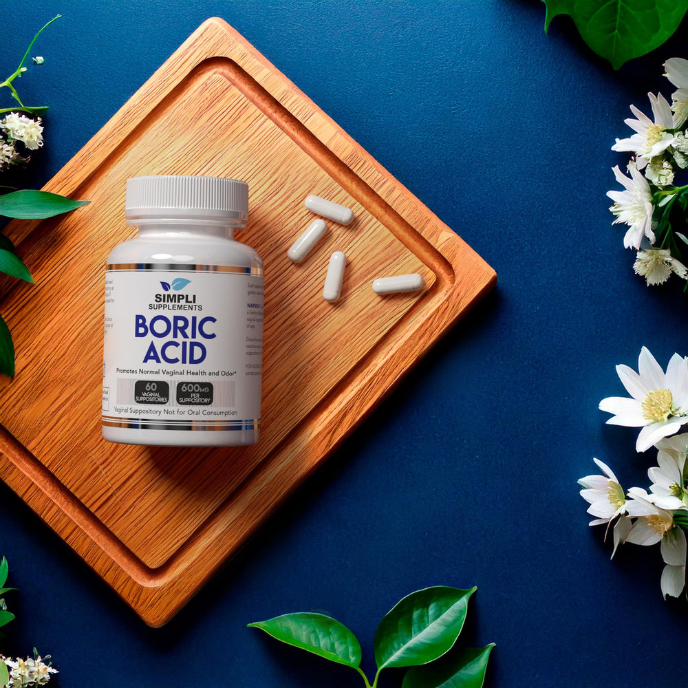 Simpli Supplements supositorio junto a mano para comparar tamaño y portabilidad