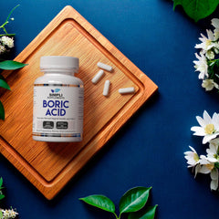 Simpli Supplements supositorio junto a mano para comparar tamaño y portabilidad