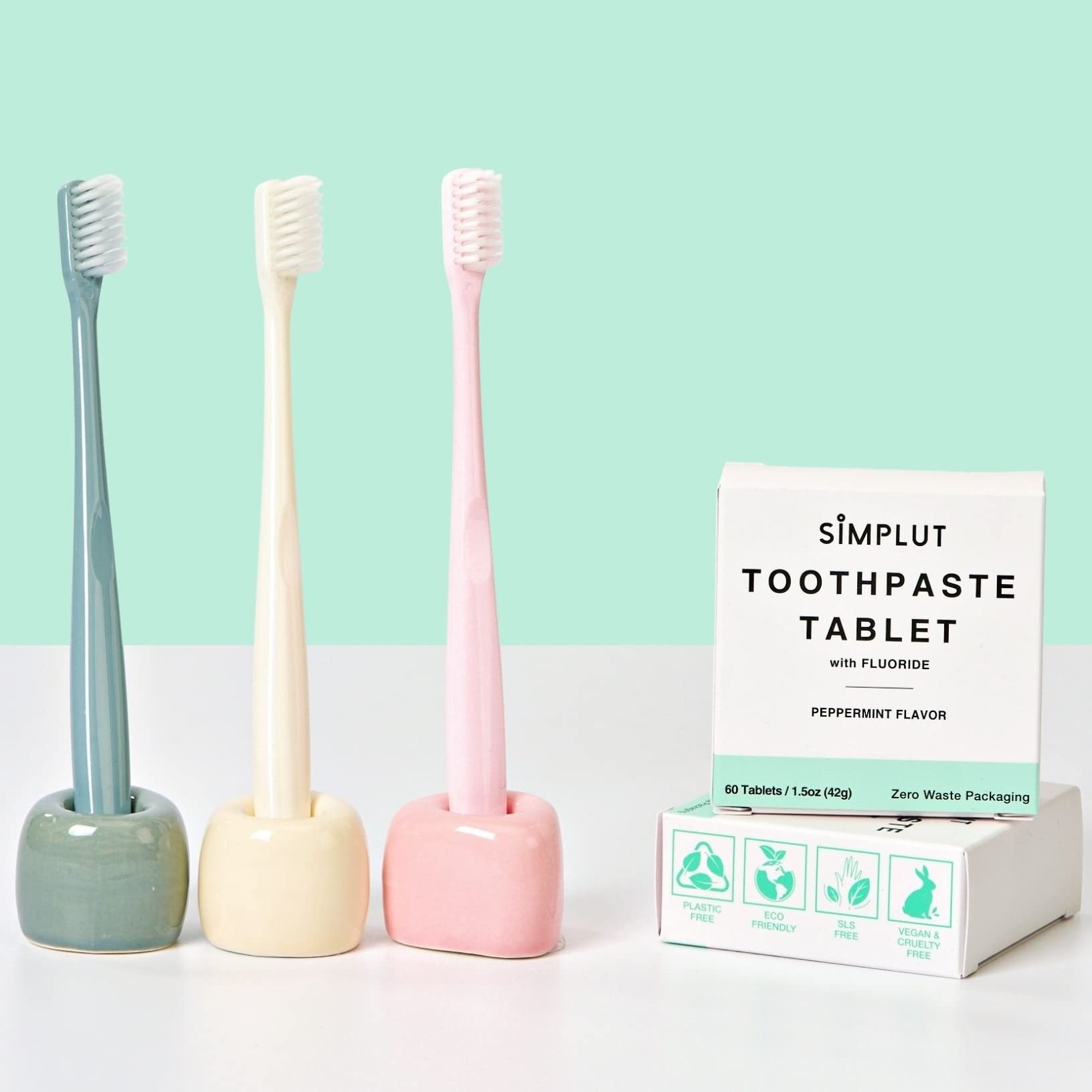 Persona masticando tableta SIMPLUT antes de cepillar, uso práctico y rápido