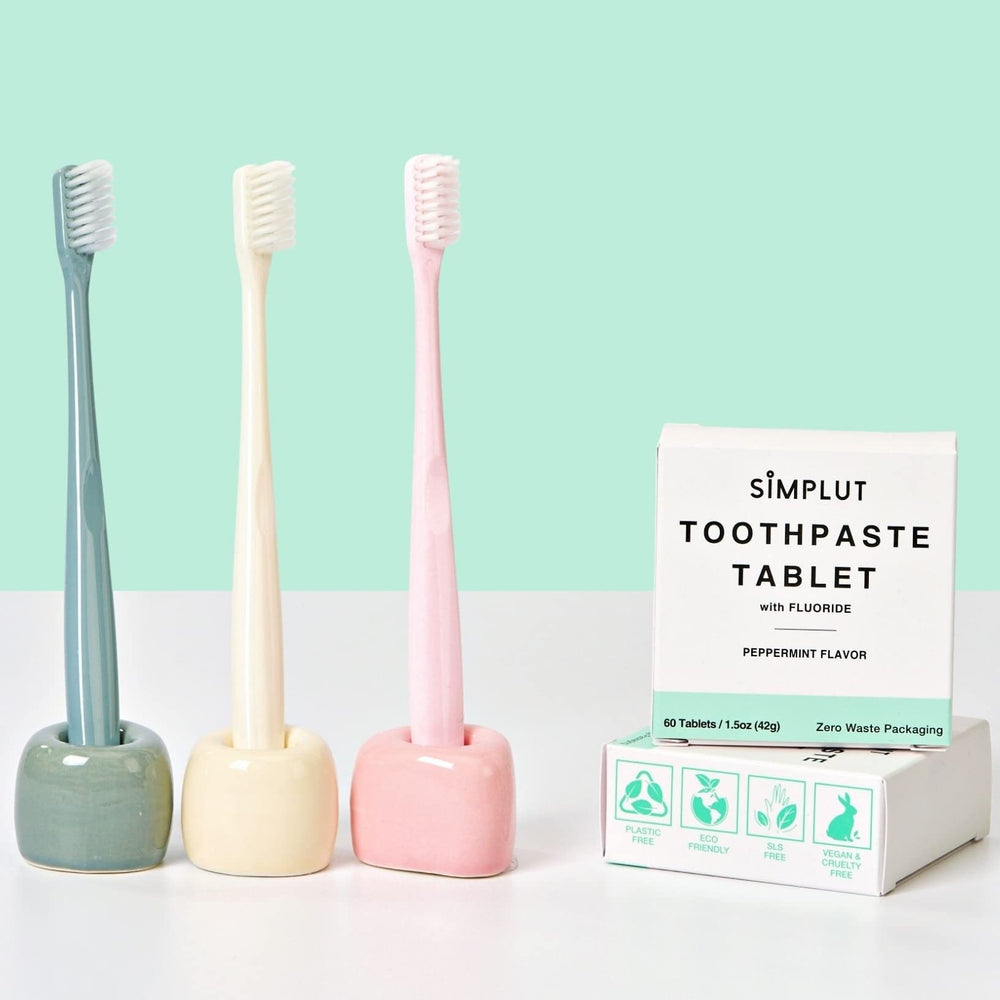 Persona masticando tableta SIMPLUT antes de cepillar, uso práctico y rápido