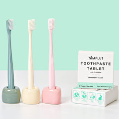 Persona masticando tableta SIMPLUT antes de cepillar, uso práctico y rápido