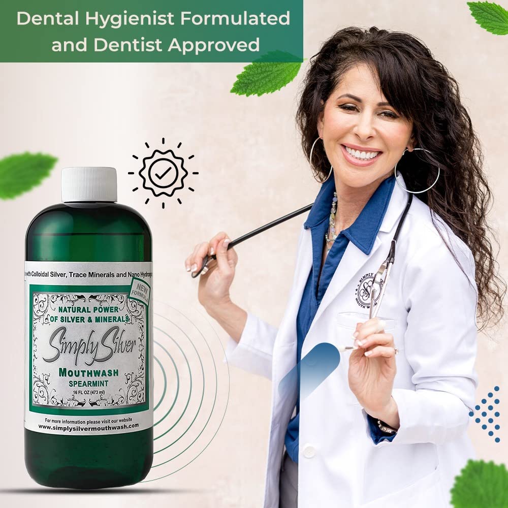 Persona enjuagándose con Simply Silver Mouthwash en el baño para sensación fresca inmediata