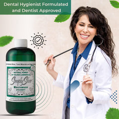 Persona enjuagándose con Simply Silver Mouthwash en el baño para sensación fresca inmediata