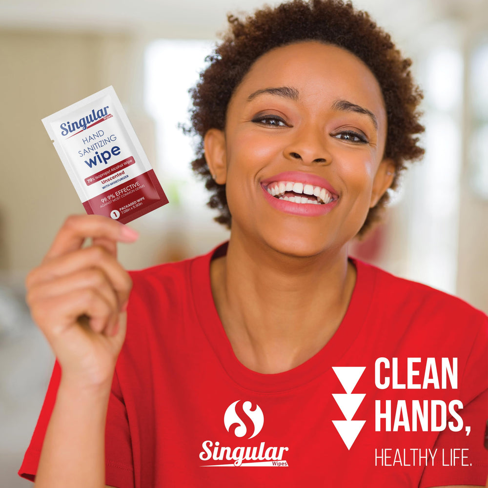 Singular Wipes comparación de tamaño junto a una tarjeta para escala
