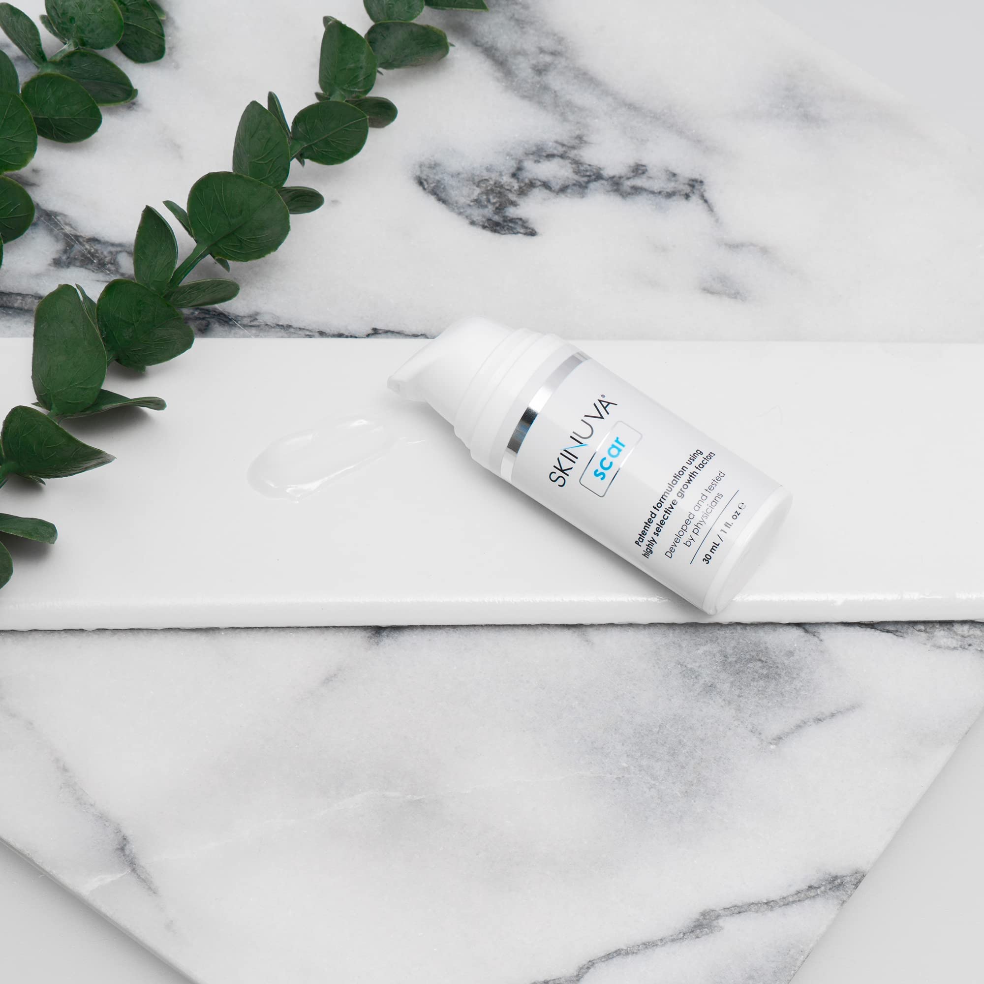 Escena lifestyle en baño con Skinuva, uso práctico en rutina diaria