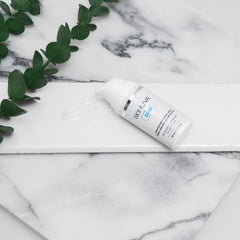 Escena lifestyle en baño con Skinuva, uso práctico en rutina diaria