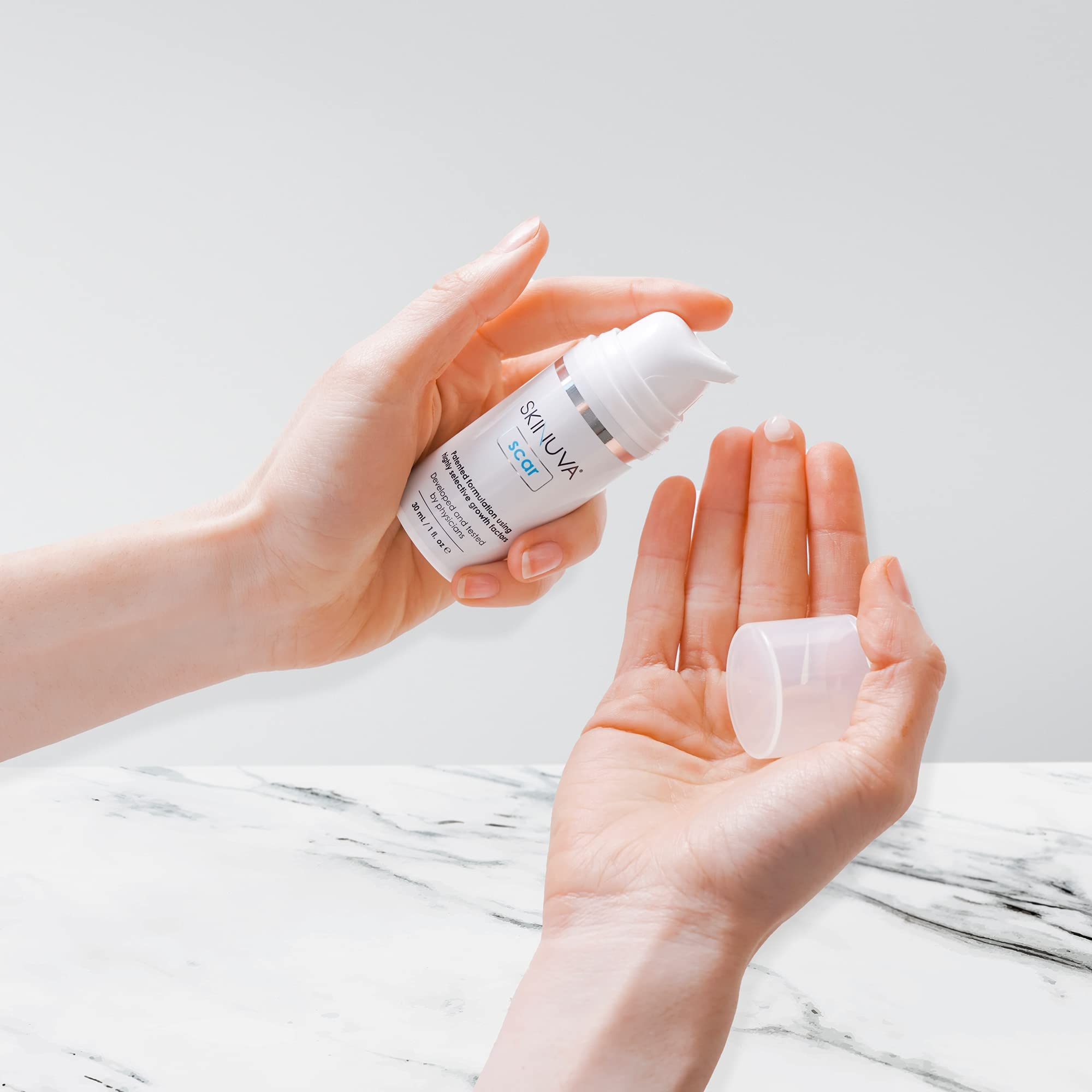 Crema Skinuva recién aplicada sobre cicatriz pequeña, apariencia más uniforme