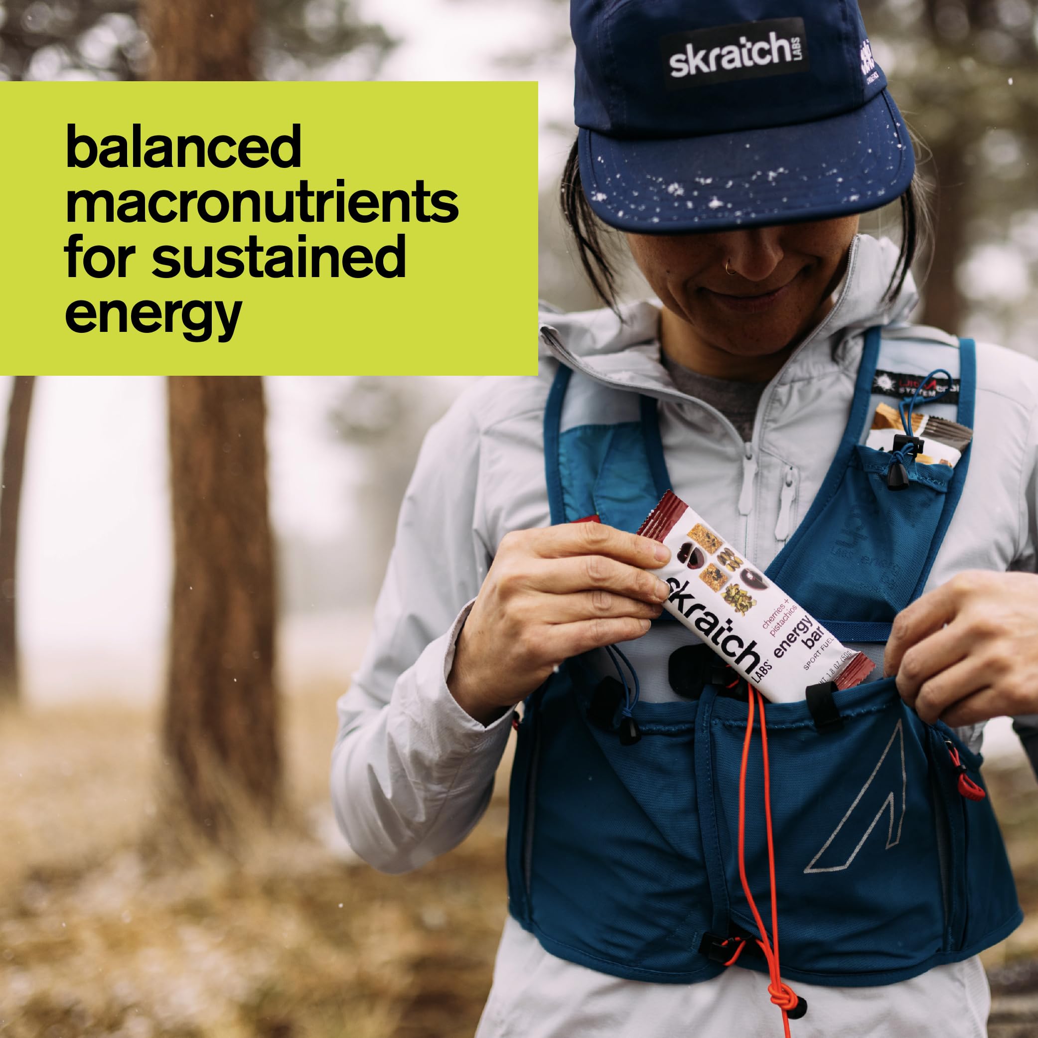 Skratch Labs barra dentro de mochila en sendero, conveniencia para actividad al aire libre