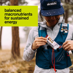 Skratch Labs barra dentro de mochila en sendero, conveniencia para actividad al aire libre
