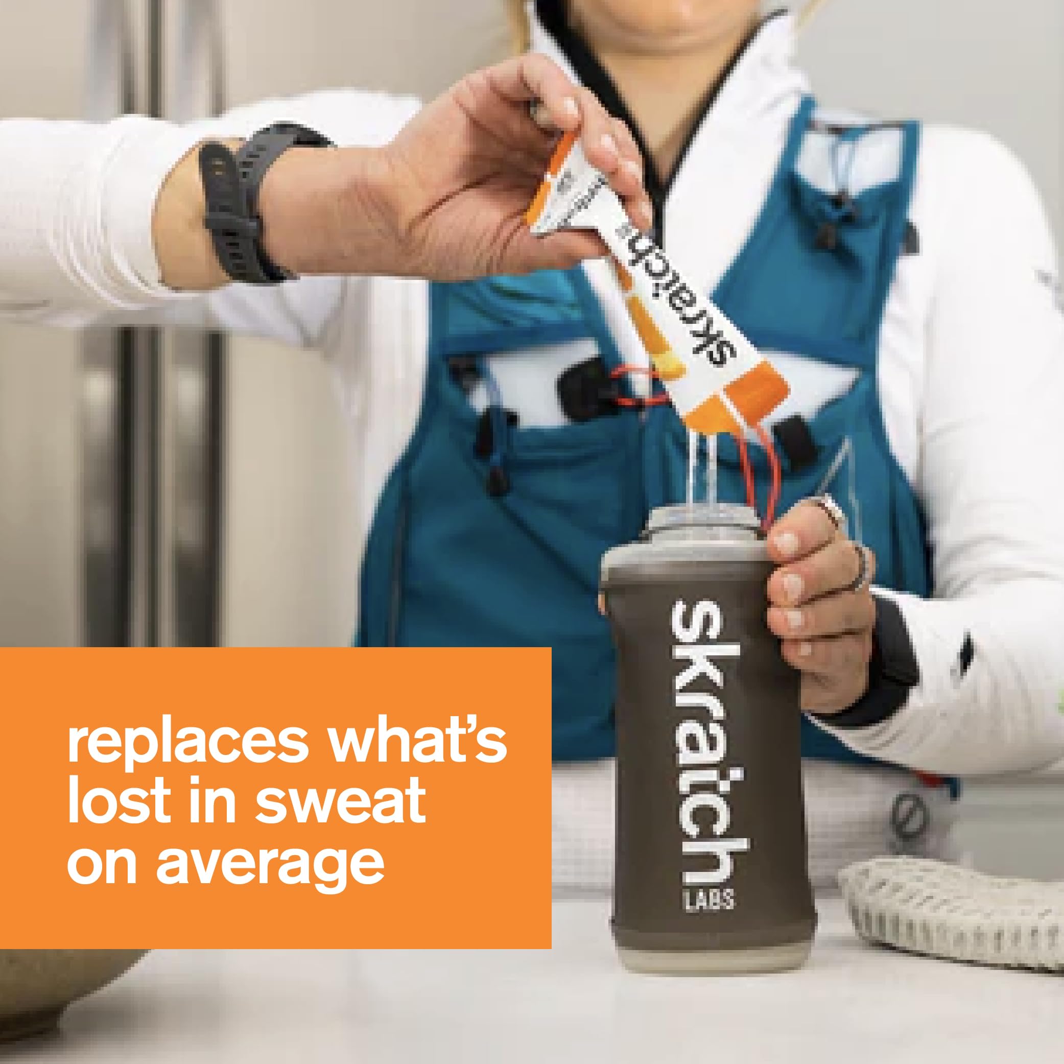 Skratch Labs botella con bebida naranja preparada, hidratación rápida durante ejercicio