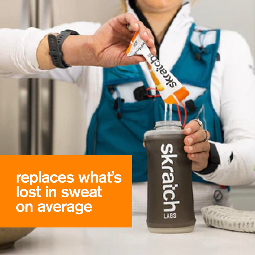Skratch Labs botella con bebida naranja preparada, hidratación rápida durante ejercicio