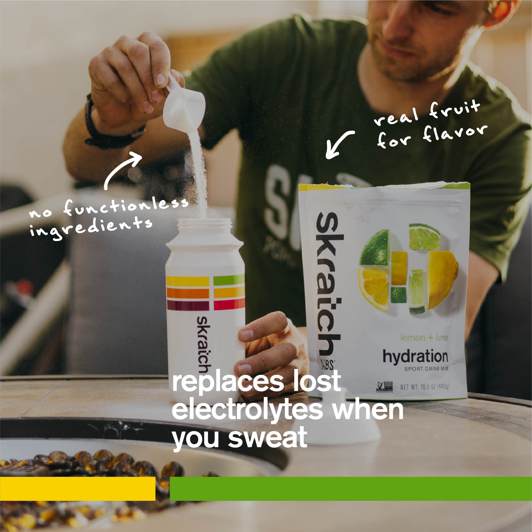 Skratch Labs envase junto a una mano para comparar tamaño portátil