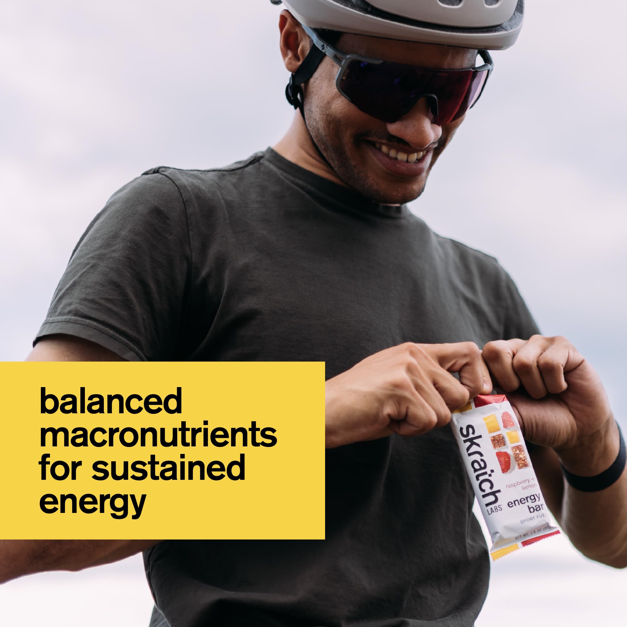 Skratch Labs barra junto a una mano para referencia de tamaño útil