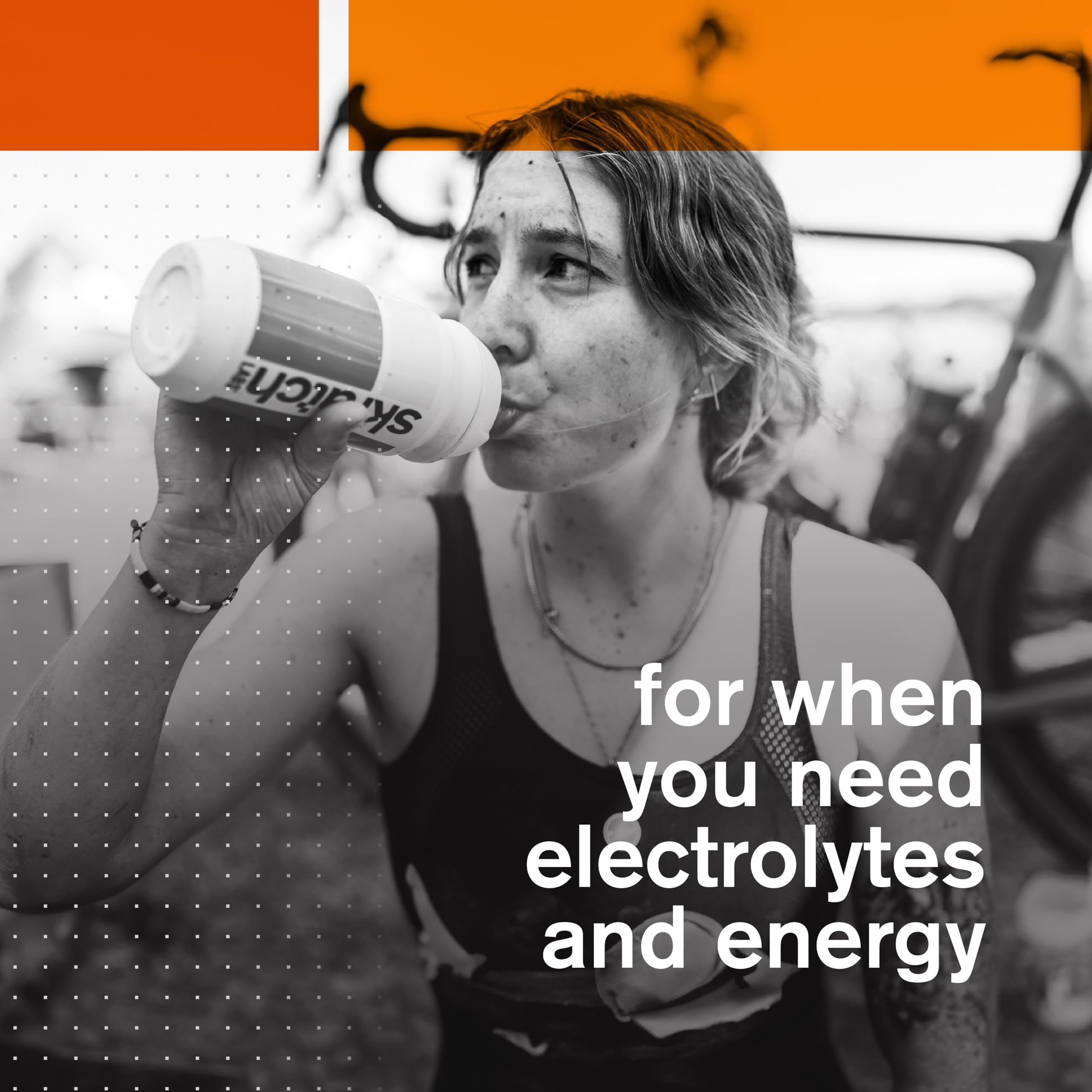 skratch labs envase en manos de deportista listo para uso durante entrenamiento