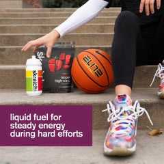 Skratch Labs etiqueta nutricional visible con 200 kcal y 51 g carbohidratos