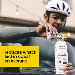 Skratch Labs bebida mezclada en vaso mostrando color y refresco natural