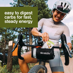Skratch Labs porción junto a botella para combinación de energía e hidratación