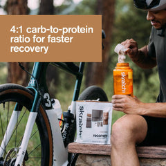 Skratch Labs porciones en la mano demostrando tamaño de servicio práctico