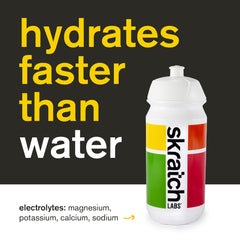 Skratch Labs bebida preparada en vaso demostrando hidratación rápida y sabor natural de mango
